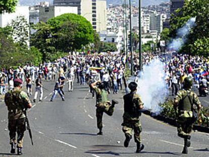 La Guardia Nacional repele a los opositores a Chávez frente al palacio presidencial.