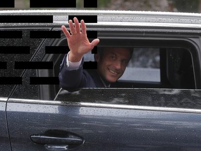 El presidente francés, Emmanuel Macron, saluda desde su coche, en junio.