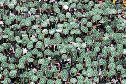 Los hinchas en las gradas con el escudo del Chapecoense. 