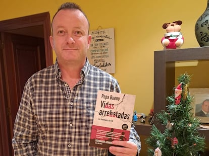 Fernando Fernández, suscriptor de EL PAÍS, posa con el libro que le ha enviado la directora del diario, Pepa Bueno.