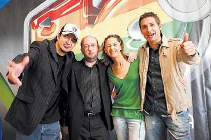 De izquierda a derecha, los pinchadiscos Tony Aguilar, Sira Fernández y Fran Blanco, con Jaime Baró, director de Los 40 Principales, segundo por la izquierda.