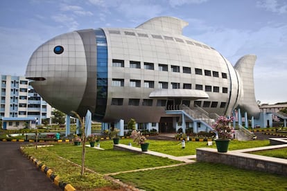 <strong>Consejo Nacional de Desarrollo Pesquero de Hyderabad (India).</strong> ¿Un edificio de oficinas para tratar asuntos de peces? Pues claro que sí: un edificio de oficinas con forma de pez; aletas y cola incluidas. |