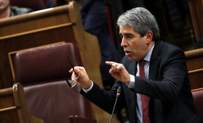 El portavoz de Democracia i Llibertat (DiL), Francesc Homs, durante su intervención en la segunda sesión de investidura.