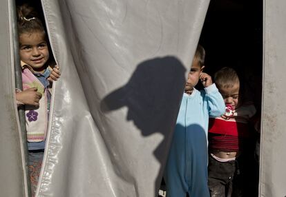 Nos ponemos el traje de Peter Pan para encontrar sombras alrededor del mundo. Una selección de imágenes donde la luz juega con los objetos. En la imagen, refugiados kurdos sirios de la zona de Kobani dentro de una tienda de campaña en un campamento en Suruç, en la frontera entre Turquía y Siria, el 12 de noviembre de 2014.