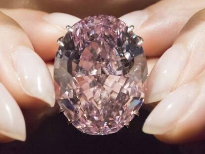 Una modelo sostiene &#039;The Pink Star&#039;, el diamante mas caro del mundo.