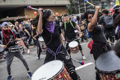 Un grupo de percusión en medio de las manifestaciones en Colombia.