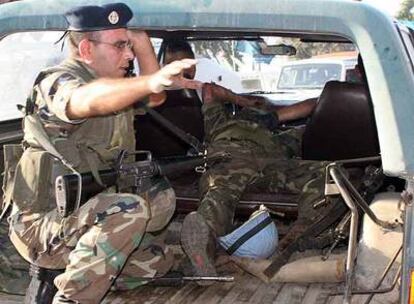 Un militar libanés asiste a un soldado español de la FINUL herido después de la explosión en el sur de Líbano.
