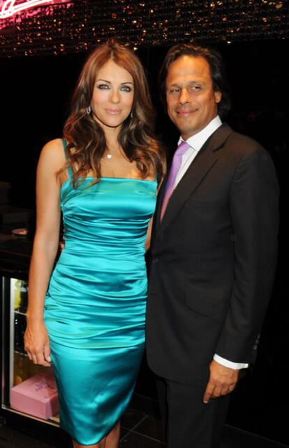 La modelo y productora Liz Hurley en una foto de septiembre de 2010 con el que entonces era su marido, Arun Nayar.