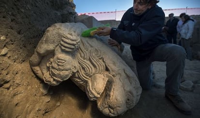 Escultura del león descubierta en el yacimiento de Cástulo.