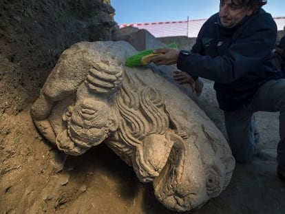 Escultura del león descubierta en el yacimiento de Cástulo.