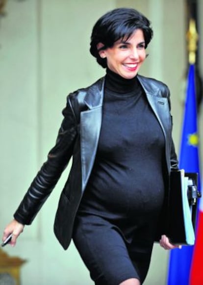 Rachida Dati, fotografiada en el palacio del Elíseo en noviembre de 2008, en su época como ministra de Justicia del Gobierno de Nicolas Sarkozy, embarazada de su hija Zohra.