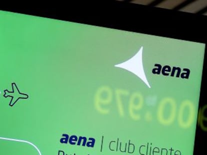 Pantalla con el logotipo de Aena en la T4 del aeropuerto de Barajas Adolfo Su&aacute;rez. 