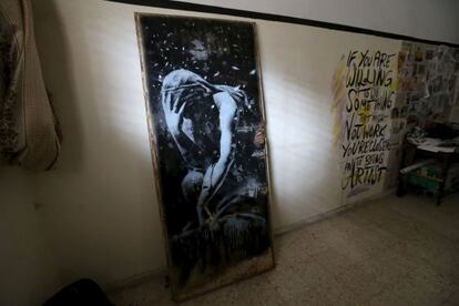 La obra de Banksy, el pasado 1 de abril, en la galer&iacute;a donde su nuevo propietario, Belal Jadel, la expon&iacute;a. 