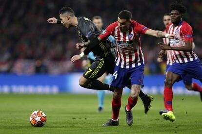 Cristiano Ronaldo cae tras una falta cometida por el defensa del Atlético, Santiago Arias.