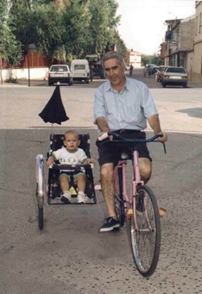 Máximo Fernández, que recibió un riñón hace 30 años pasea con su nieto.
