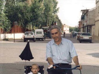 Máximo Fernández, que recibió un riñón hace 30 años pasea con su nieto.