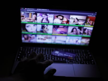 Un usuario navega por páginas pornográficas de chicas con webcam en Londres.