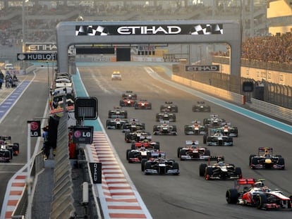 Vettel, a la izquierda, saliendo desde el 'pit-lane'.