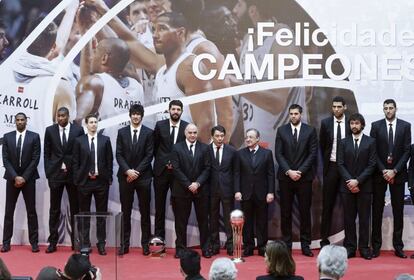 El presidente de la Comunidad de Madrid, Ignacio González, junto al entrenador del Real Madrid, Pablo Laso, Florentino Pérez, y los jugadores.