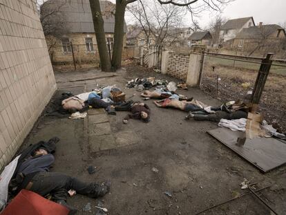 Los cadáveres de varios hombres, algunos con las manos atadas, el 3 de abril en Bucha, a las afueras de Kiev