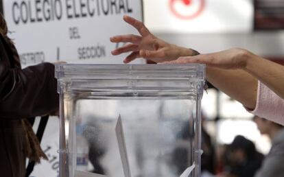 Una urna en un colegio electoral en Gij&oacute;n. 