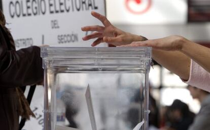 Una urna en un colegio electoral en Gijón.