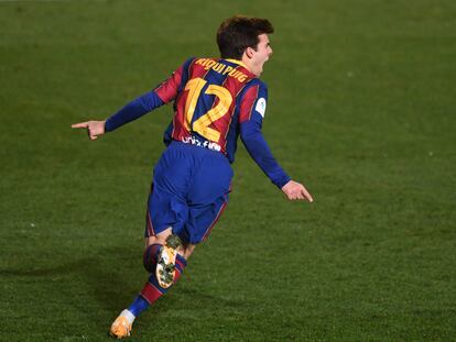 Riqui Puig celebra la consecución del gol que dio el pase a la final de la Supercopa al FC Barcelona.