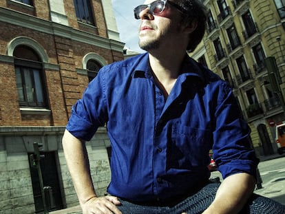 Luis Brea, camarero y músico, ejerce desde hace cuatro años en la barra del Fotomatón.