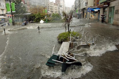 Una fuerte tormenta ha convertido en sólo unos minutos las principales calles del centro de la capital cantabra en un río.