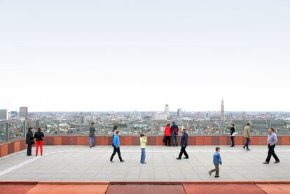 La terraza del MAS, ubicada en el décimo y último piso, ofrece una panorámica completa de la ciudad, el río Escalda y el viejo puerto de Amberes.