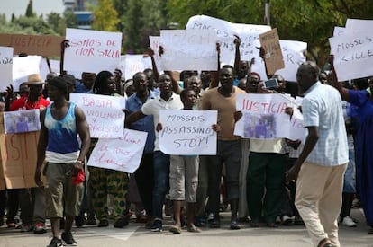 Varias personas se manifiestan en Salou por la muerte de un senegalés.