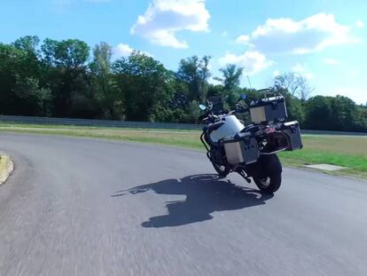 ¿Una motocicleta sin conductor? Así recorre el circuito esta BMW R1200GS