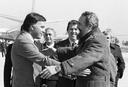 O então premiê espanhol Felipe González (à esq.) abraça seu colega cubano, Fidel Castro, no aeroporto de Barajas, durante uma escala técnica do avião da Aeroflot que os levava a Cuba. Um quarto de século depois do triunfo revolucionário, Madri se tornava a primeira capital europeia ocidental a ser visitada pelo dirigente cubano.