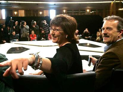 Manuel Campo Vidal, moderador del primer debate entre Zapatero y Rajoy, y Olga Viza, que moderará el próximo.