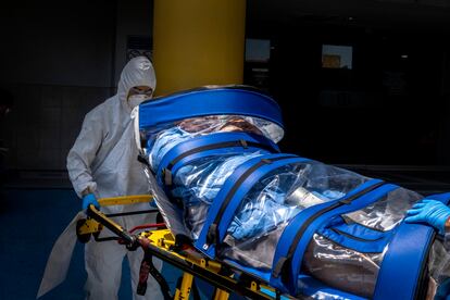 Un paciente ingresa en el hospital número 1 de Tijuana.