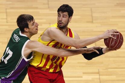 Tomic protege el bal&oacute;n ante Fran V&aacute;zquez.