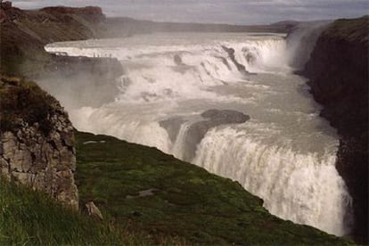 La gran catarata de Gulfoss, situada a 100 kilómetros de la capital, Reikiavik.