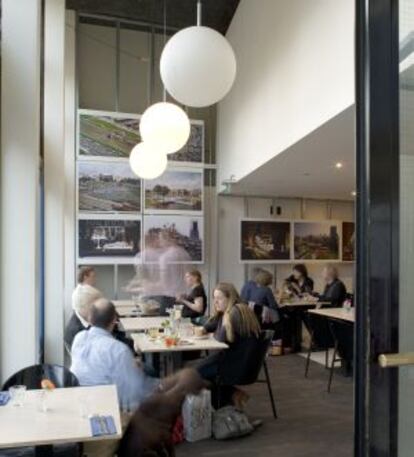 Interior del café Unie, en Rotterdam,