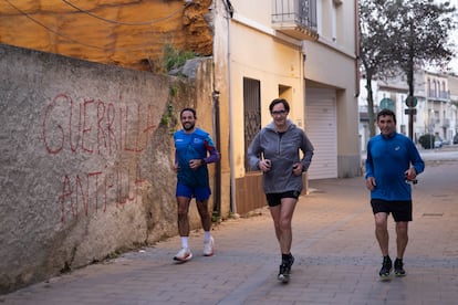 El president de la Generalitat, Salvador Illa, celebra los 100 días en el cargo entrenando por la madrugada, junto Abel García, secretario general de deporte, y Jose, vecino de La Roca.