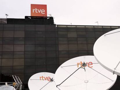 Antenas parabólicas en la sede de RTVE. / EL PAÍS