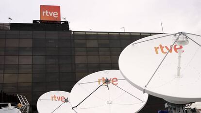 Antenas parabólicas en la sede de RTVE. / EL PAÍS