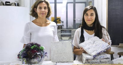 Mar&iacute;a del Mar Barbero (derecha) y Mar&iacute;a &Aacute;ngeles Navacerrada, muestran el nuevo aislante en la Escuela T&eacute;cnica Superior de Arquitectura de la UPM.