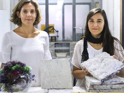 María del Mar Barbero (derecha) y María Ángeles Navacerrada, muestran el nuevo aislante en la Escuela Técnica Superior de Arquitectura de la UPM.