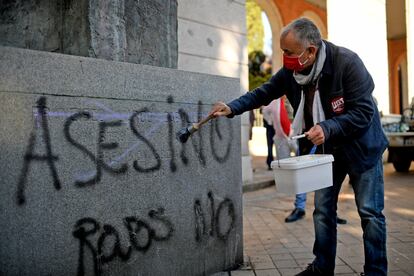 El secretario general de UGT, Pepe Álvarez, participa en la limpieza de la estatua de Francisco Largo Caballero, situada en Nuevos Ministerios, en Madrid (España), el pasado16 de octubre.