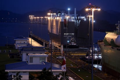 Un petrolero de bandera noruega atraviesa el Canal de Panamá, el 21 de febrero. 