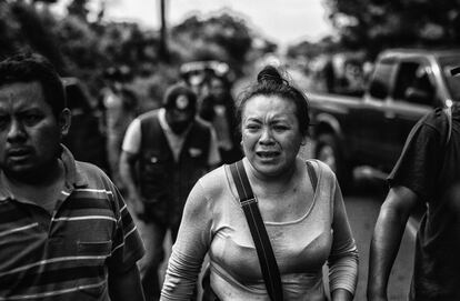 Norma Amabilia Ascón busca a sus familiares en la comunidad de San Miguel de los Lotes.