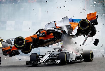 El coche McLaren de Fernando Alonso choca contra el Sauber del piloto Charles Leclerc en la primera vuelta del Grand Prix en Stavelot (Bélgica), el 26 de agosto de 2018.