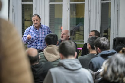 Ricardo Quintela se reúne con dirigentes de la organización peronista 'La Simón Bolívar', en julio de 2024.