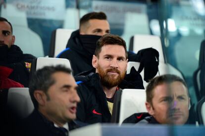 El delantero del Barcelona Lionel Messi, en el banquillo.