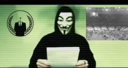 Una persona con la m&aacute;scara que usa Anonymous anuncia ataques contra el ISIS, el pasado d&iacute;a 16. 